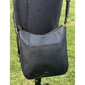 Fossil‎ Leather Crossbody Bag Womens Black Top Zip Adjustable Strap Key Charm